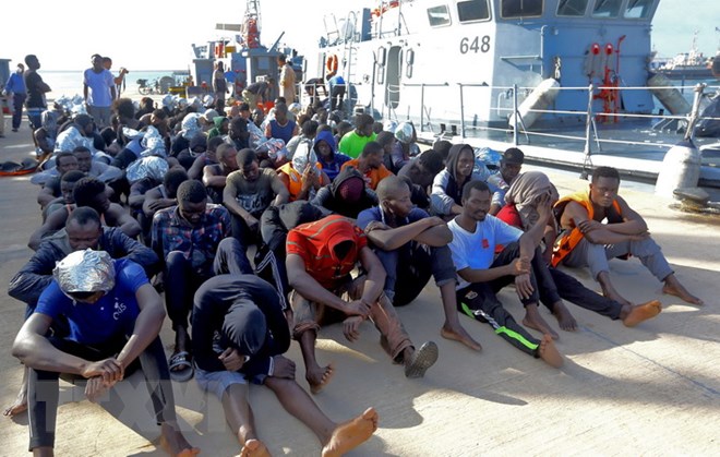 Người di cư được đưa tới một căn cứ hải quân ở Tripoli sau khi được giải cứu ngoài khơi Libya ngày 18/6 vừa qua. (Ảnh: AFP/TTXVN)