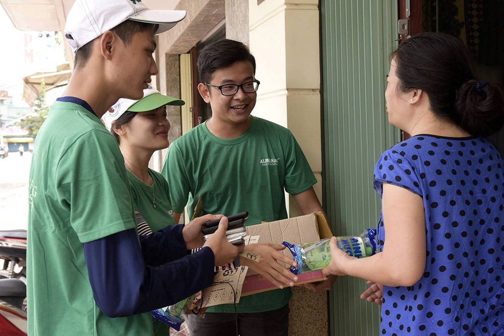 Diễn viên Thanh Thúy đồng hành cùng người dân Long Xuyên thu gom rác thải điện tử