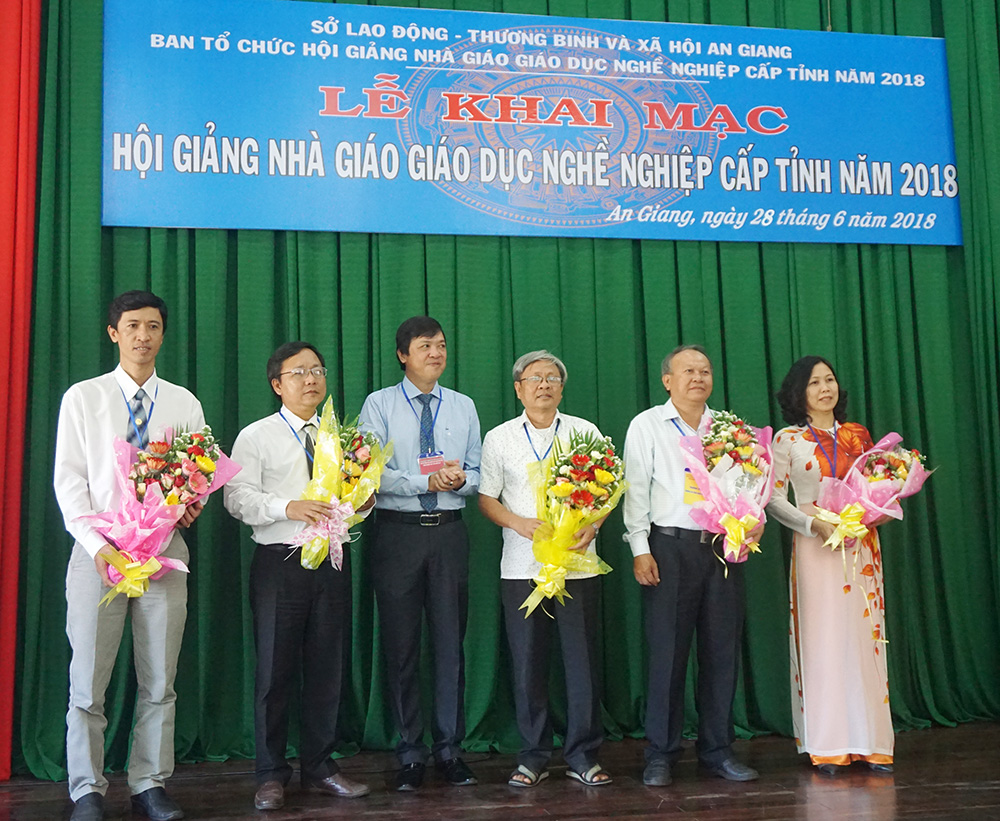 Tặng hoa cho đại diện các trường tham gia hội giảng