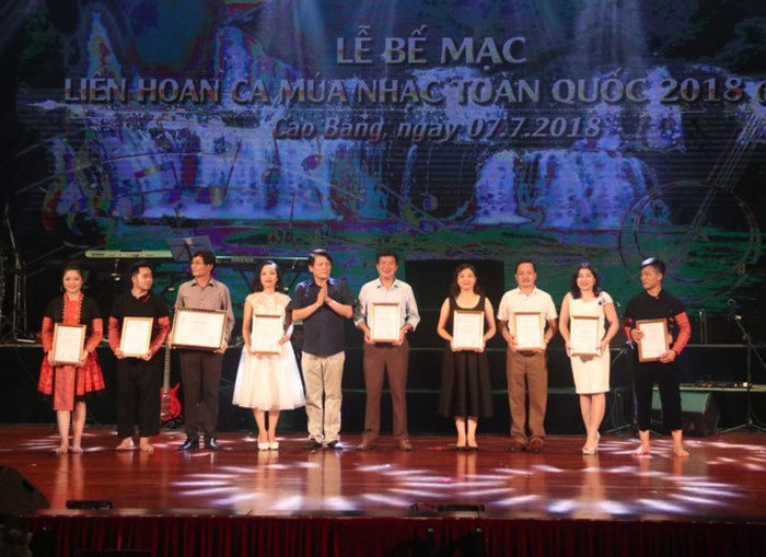 NSND Nguyễn Quang Vinh, Quyền Cục trưởng Cục Nghệ thuật biểu diễn, Phó Trưởng Ban Chỉ đạo Liên hoan lên trao Giải cho các cá nhân nghệ sĩ xuất sắc. Ảnh: Thanh Tâm