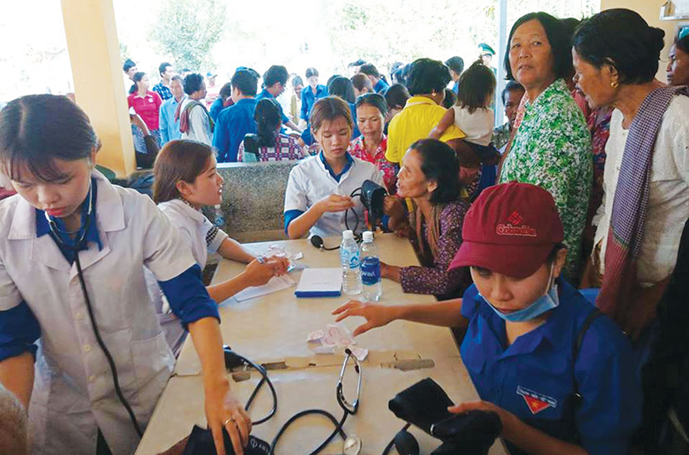 Khám bệnh và cấp thuốc miễn phí cho bà con nước bạn Campuchia.