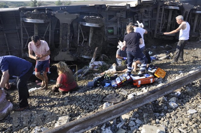 Nhân viên cứu hộ hỗ trợ người bị thương tại hiện trường vụ tai nạn tàu hỏa ở Tekirdag, tây bắc Thổ Nhĩ Kỳ ngày 8/7. (Ảnh: EPA/TTXVN)