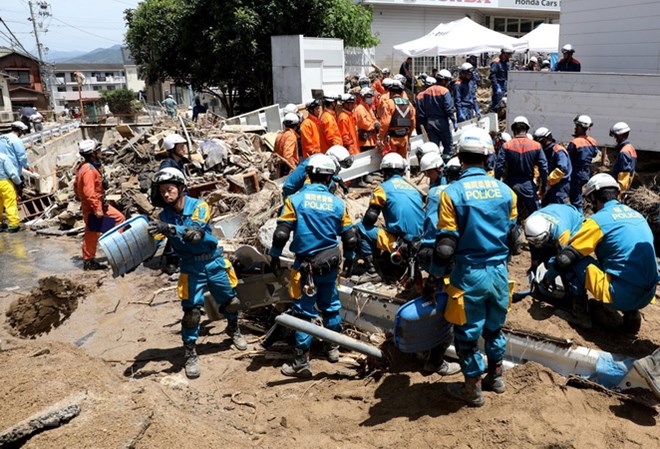 Lực lượng cứu hộ tìm kiếm người mất tích sau mưa lũ ở Hiroshima, Nhật Bản ngày 11-7 vừa qua. (Ảnh: EPA/TTXVN)