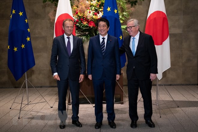 Thủ tướng Nhật Bản Shinzo Abe (giữa), Chủ tịch Ủy ban châu Âu (EC) Jean-Claude Juncker (phải) và Chủ tịch Hội đồng châu Âu Donald Tusk (trái) tại cuộc gặp ở thủ đô Tokyo ngày 17-7. (Nguồn: AFP/TTXVN)
