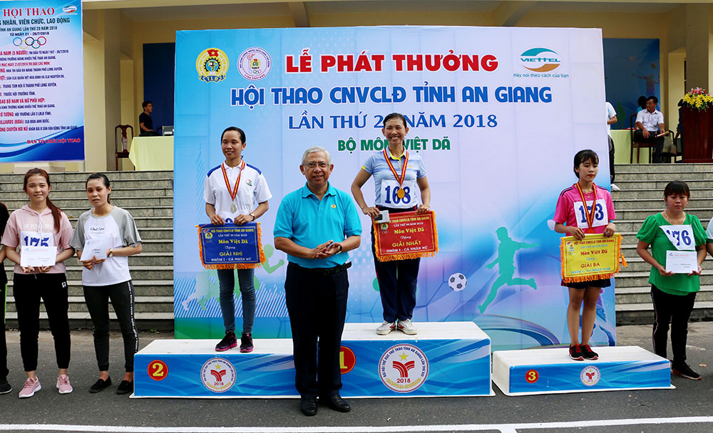 Chủ tịch Liên đoàn Lao động tỉnh Nguyễn Thiện Phú trao thưởng cho các vận động viên đoạt giải môn việt dã