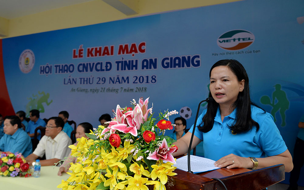 Phó Chủ tịch Liên đoàn Lao động tỉnh Phan Thị Diễm phát biểu khai mạc hội thao