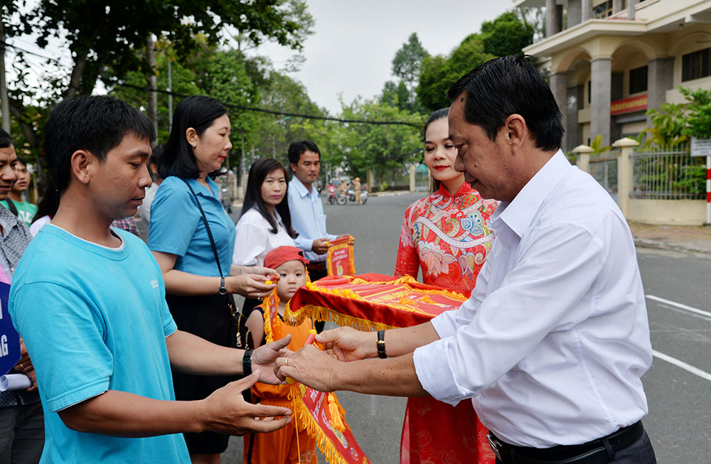 Phó Giám đốc Sở Sở Văn hóa - Thể thao và Du lịch Nguyễn Khánh Hiệp tặng cờ lưu niệm cho đơn vị tham dự hội thao