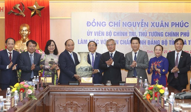 Thủ tướng Nguyễn Xuân Phúc tặng quà lưu niệm cho Đảng bộ và nhân dân tỉnh Hà Tĩnh. (Ảnh: Thống Nhất/TTXVN)