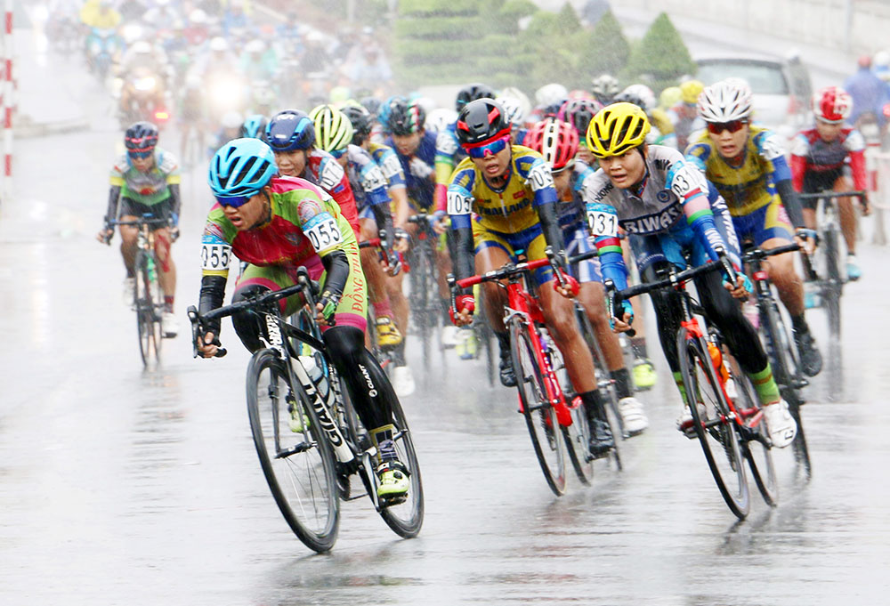 Các tay đua nỗ lực thi đấu trong mưa ở chặng cuối