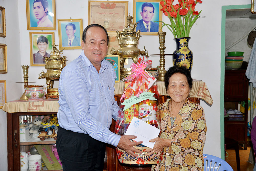 …và tặng quà cho mẹ Việt Nam Anh hùng Bùi Thị Hai