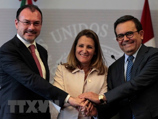 Ngoại trưởng Canada Chrystia Freeland (giữa), Ngoại trưởng Mexico Luis Videgaray (trái) và Bộ trưởng Kinh tế Mexico Ildefonso Guajardo trong cuộc họp báo sau cuộc gặp tại Mexico City. (Nguồn: EFE/TTXVN)
