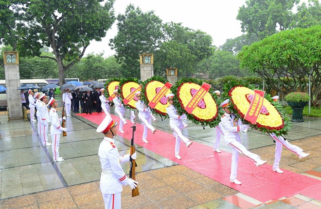 Lãnh đạo Đảng, Nhà nước đến đặt vòng hoa, tưởng niệm các anh hùng, liệt sỹ tại Đài tưởng niệm các Anh hùng, liệt sỹ trên đường Bắc Sơn. (Ảnh: Văn Điệp/TTXVN)
