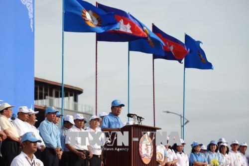 Chủ tịch đảng Nhân dân Campuchia (CPP) cầm quyền, Thủ tướng Samdec Techo Hun Sen phát biểu tại buổi kết thúc chiến dịch vận động tranh cử Quốc hội ở Phnom Penh ngày 27-7. (Ảnh: AFP/TTXVN)
