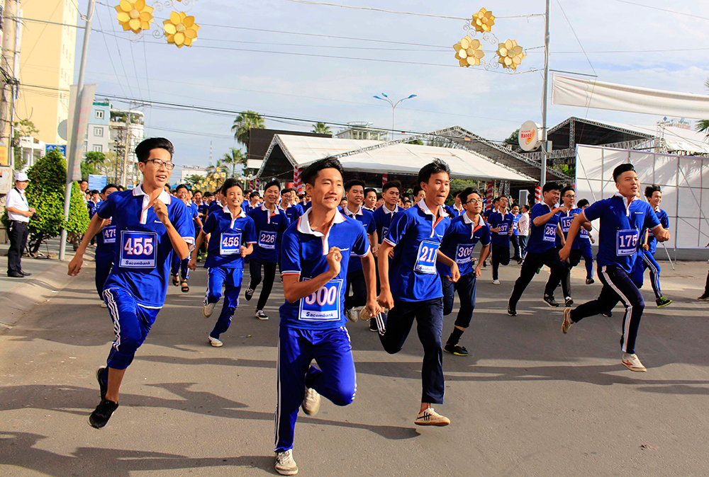 500 học sinh tham gia Giải việt dã “Cùng Sacombank chạy vì sức khỏe cộng đồng”
