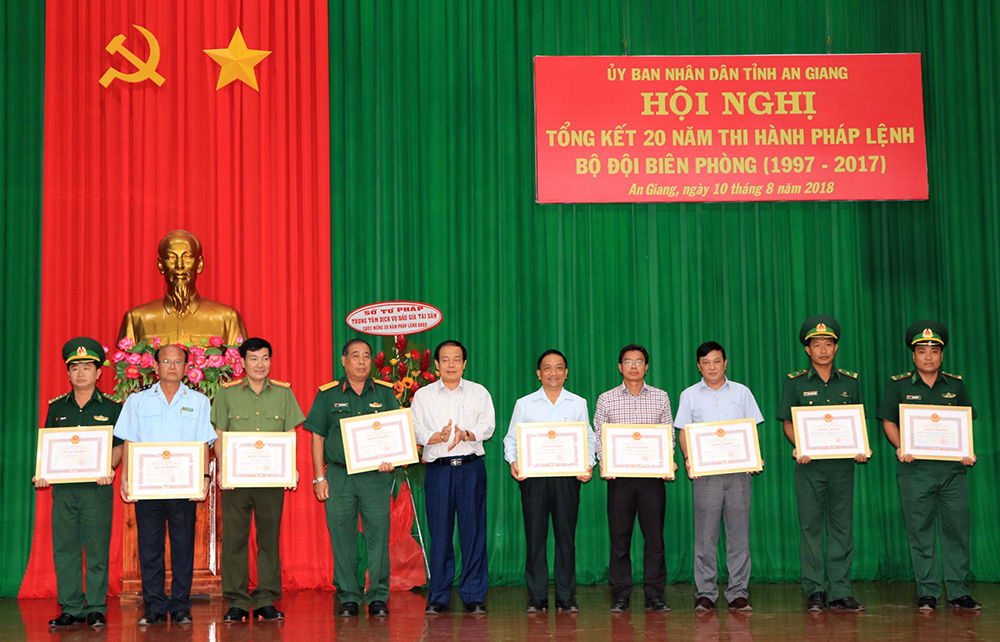 Chủ tịch UBND tỉnh Vương Bình Thạnh trao Bằng khen cho các tập thể xuất sắc