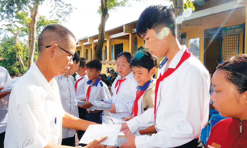 Hội Khuyến học của Phật giáo Hòa Hảo tham gia tiếp bước đến trường cho học sinh