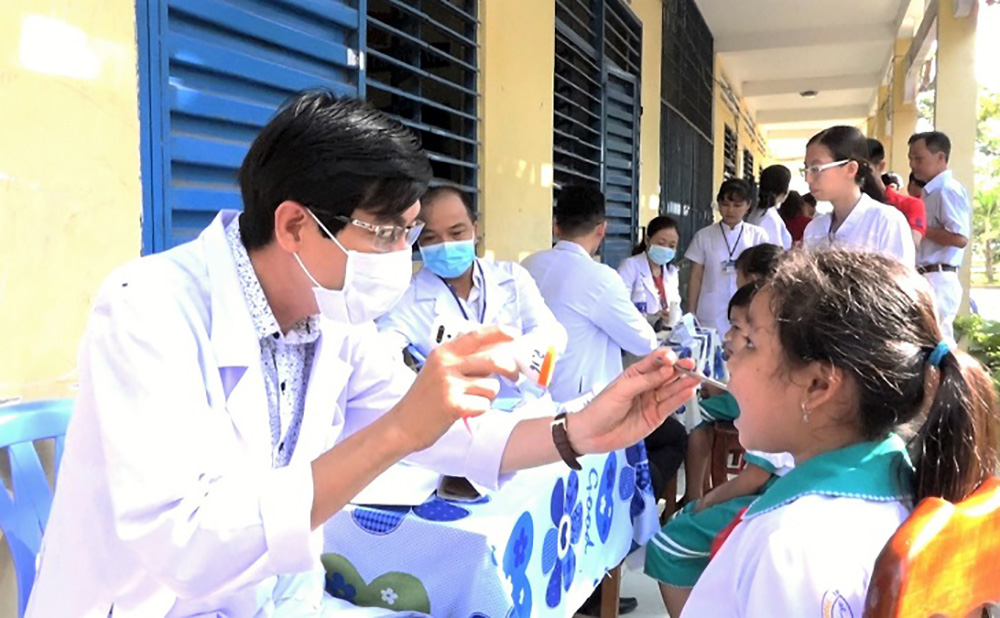 Tổ chức tốt y tế trường học, khám bệnh, chăm sóc răng miệng cho học sinh huyện Châu Phú