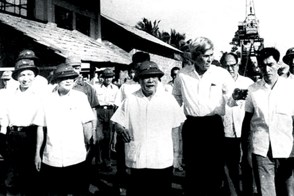 Chủ tịch Tôn Đức Thắng đến thăm công nhân nhà máy Ba Son sau ngày đất nước thống nhất 1975