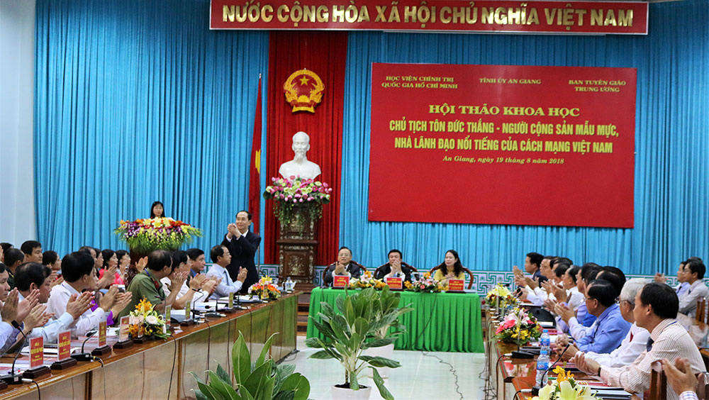 Chủ tịch nước Trần Đại Quang đến dự hội thảo