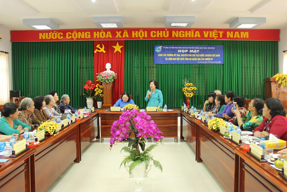 Nguyên Phó Chủ tịch nước Trương Mỹ Hoa gặp gỡ lãnh đạo Hội Phụ nữ tỉnh các nhiệm kỳ