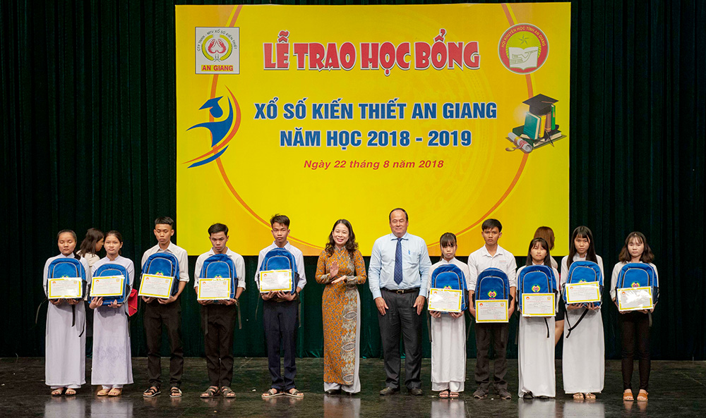 Bí thư Tỉnh ủy Võ Thị Ánh Xuân; Phó Chủ tịch UBND tỉnh Nguyễn Thanh Bình trao học bổng cho các em học sinh