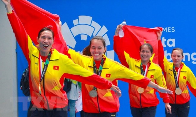 Đội tuyển rowing nữ xuất sắc giành chiếc huy chương vàng đầu tiên cho đoàn thể thao Việt Nam. (Nguồn: TTXVN phát)