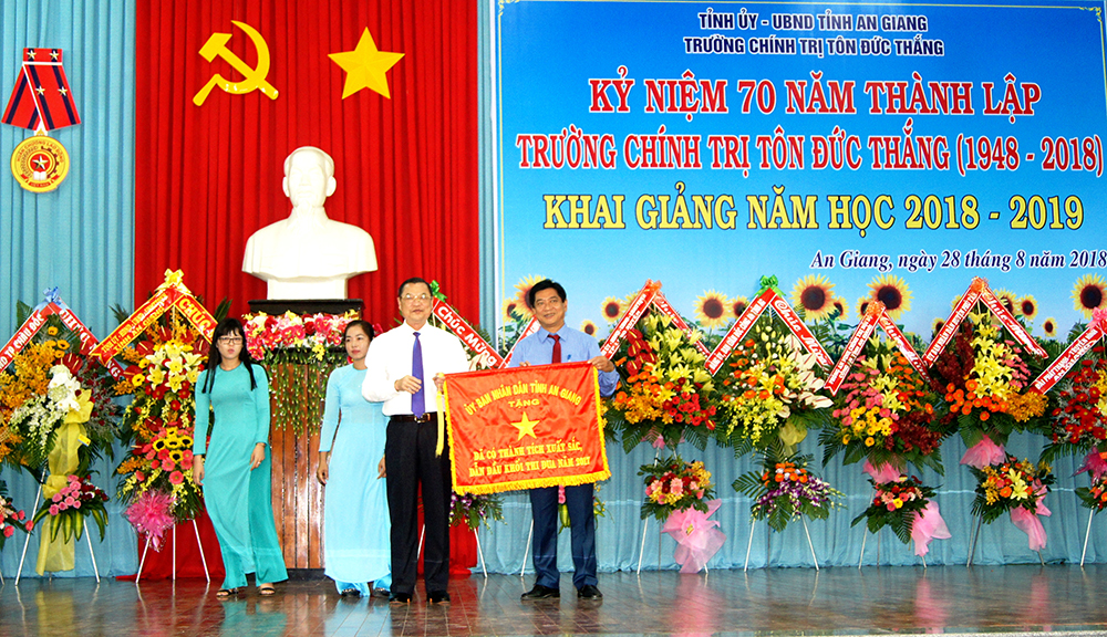 Trường Chính trị Tôn Đức Thắng vinh dự nhận Cờ thi đua của Chính phủ