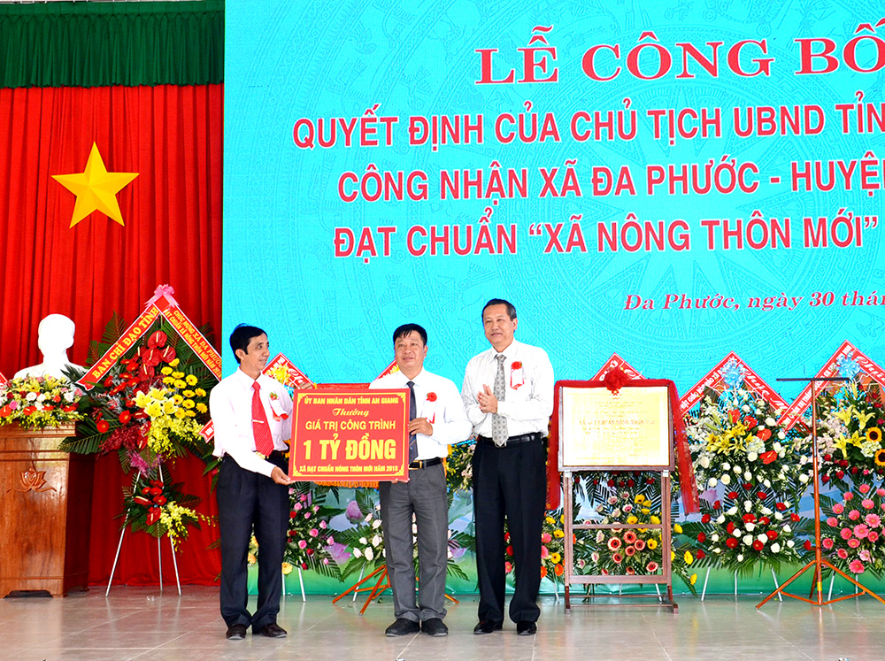 Phó Chủ tịch UBND tỉnh Lê Văn Nưng trao bảng tượng trưng “Thưởng công trình trị giá 1 tỷ đồng” cho xã Đa Phước