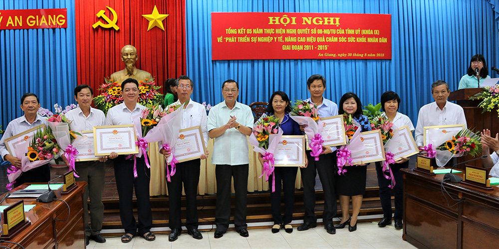 Phó Bí thư Thường trực Tỉnh ủy Võ Anh Kiệt trao Bằng khen cho các tập thể có thành tích trong triển khai thực hiện Nghị quyết số 08 của BCH Đảng bộ tỉnh giai đoạn 2011-2015