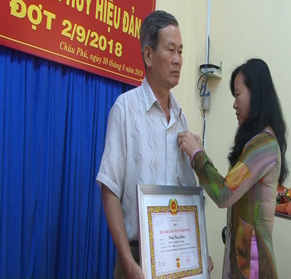 Châu Phú trao Huy hiệu Đảng cho 14 đồng chí cao niên tuổi Đảng