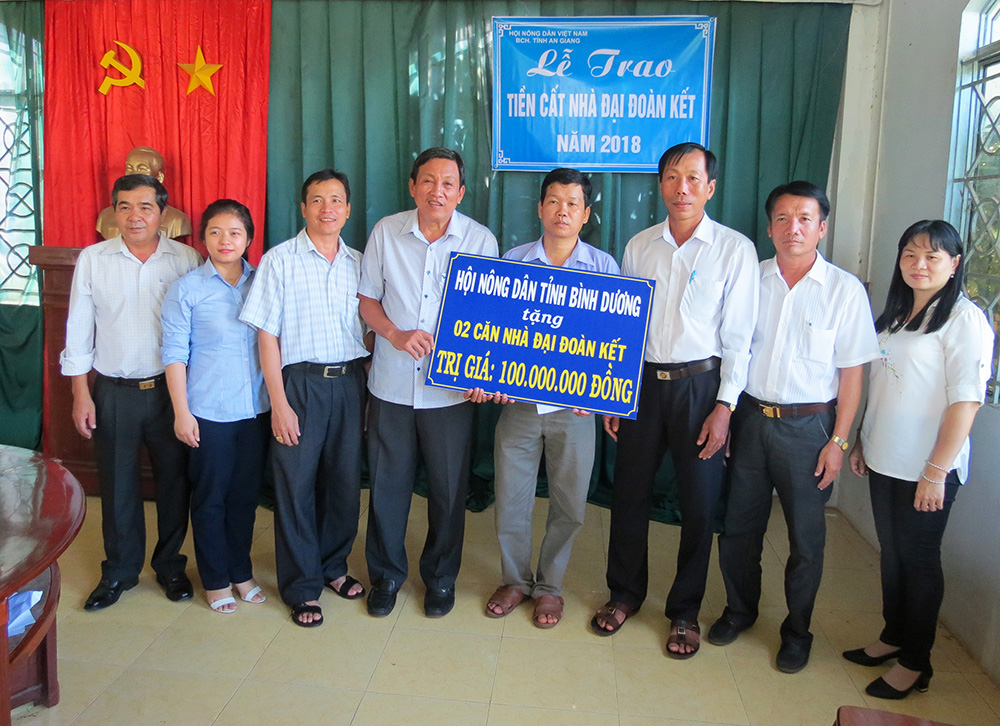 Trao nhà Đại đoàn kết hỗ trợ hội viên tại An Phú