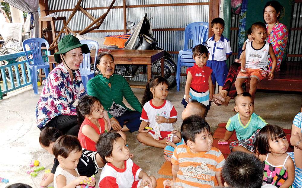 Bí thư Tỉnh ủy Võ Thị Ánh Xuân thăm điểm giữ trẻ mùa lũ ở ấp Vĩnh Hòa, xã Vĩnh Hội Đông  (An Phú).   