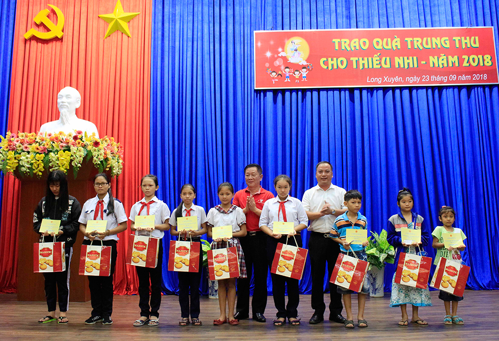 Trao quà trung thu cho trẻ em hoàn cảnh khó khăn