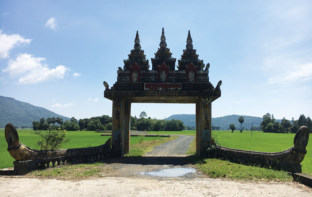 Cổng chùa Tuôl Pra Sath nổi bật giữa cánh đồng