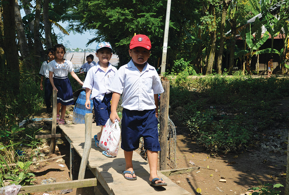 Các em học sinh đi bộ đến trường