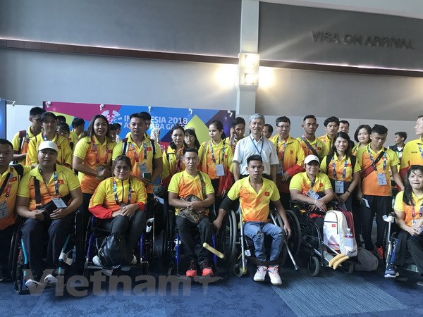 Đoàn thể thao người khuyết tật Việt Nam tại sân bay Soekarno Hatta. (Ảnh: Đỗ Quyên/Vietnam+)
