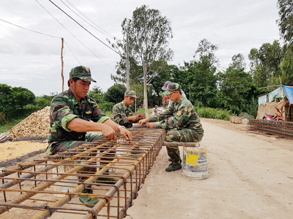 Bộ đội vùng biên giúp dân xây dựng nông thôn mới