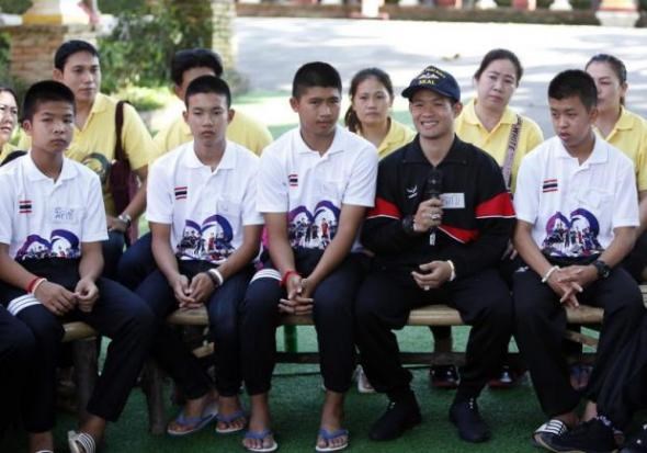 Các thành viên đội bóng nhí "Wild Boars" và huấn luyện viên Ekapol Chantawong. (Nguồn: bangkokpost.com)