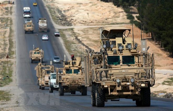 Các lực lượng do Mỹ hậu thuẫn tuần tra tại thị trấn Manbij, Syria ngày 3/4. (Ảnh: AFP/ TTXVN)