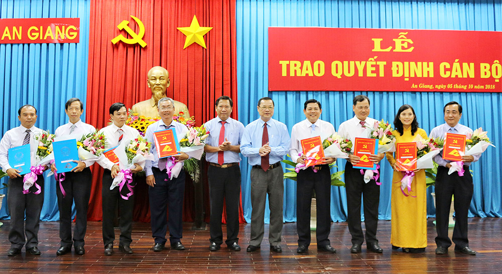 Phó Bí thư Thường trực Tỉnh ủy Võ Anh Kiệt và Phó Chủ tịch UBND tỉnh Trần Anh Thư trao quyết định và hoa cho các cán bộ được điều động, bổ nhiệm