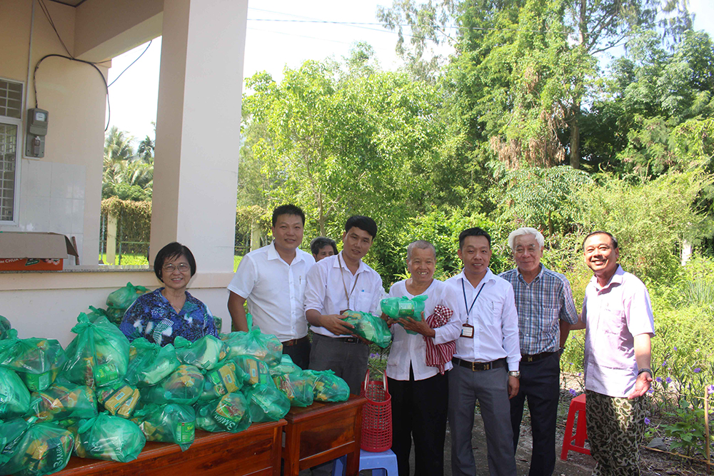 Hơn 400 người dân xã Núi Tô được khám bệnh, tặng quà