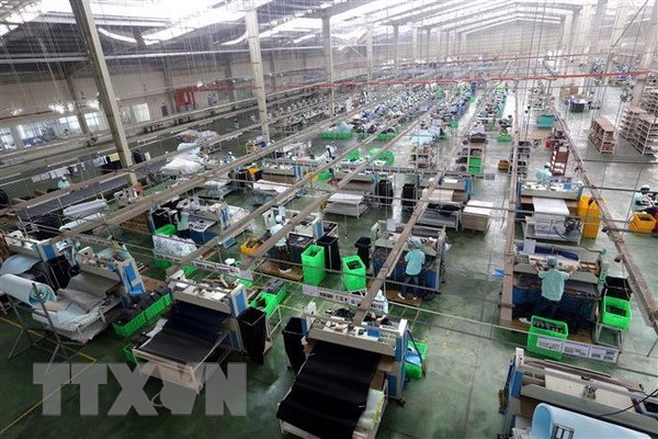 Một dây chuyền sản xuất giày, dép xuất khẩu của Việt Nam. (Ảnh: Danh Lam/TTXVN)