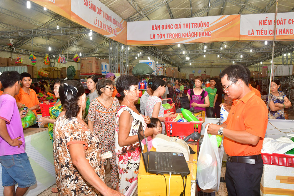 Phiên chợ hàng Việt của Tứ Sơn thu hút hàng trăm người đến tham quan mua sắm