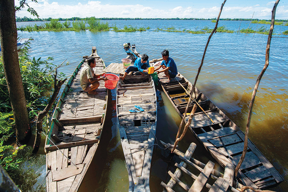 Sau một ngày đánh bắt cá trên cánh đồng lũ