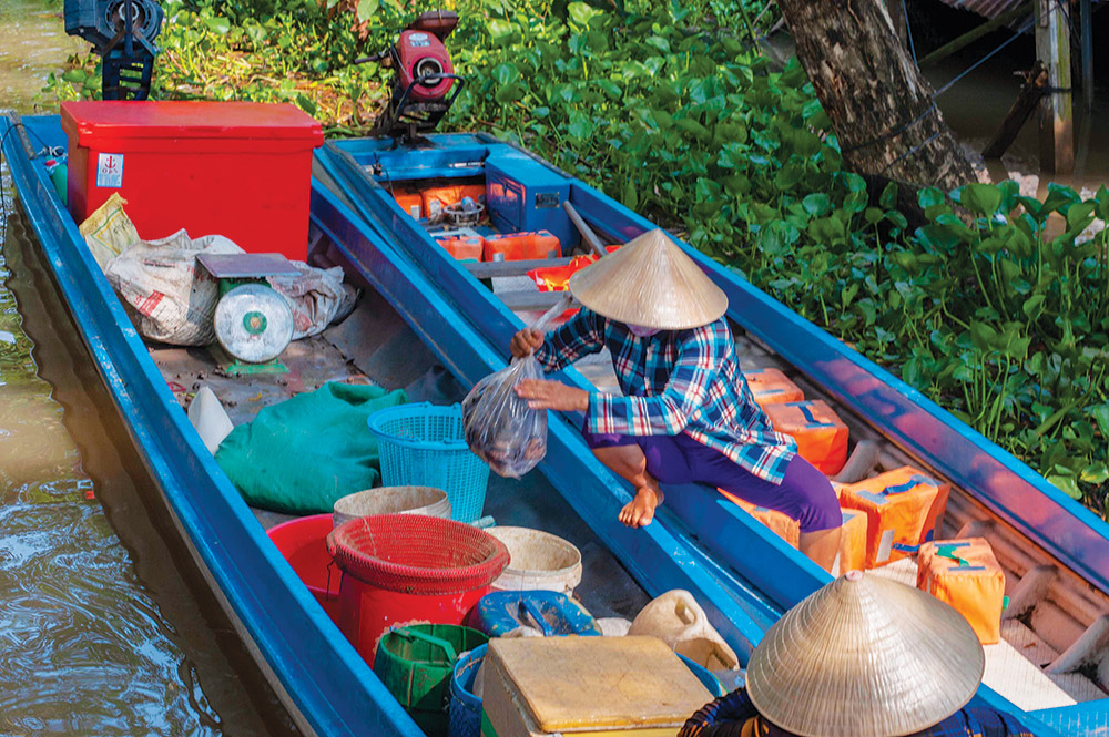 Sau một ngày đánh bắt cá trên cánh đồng lũ