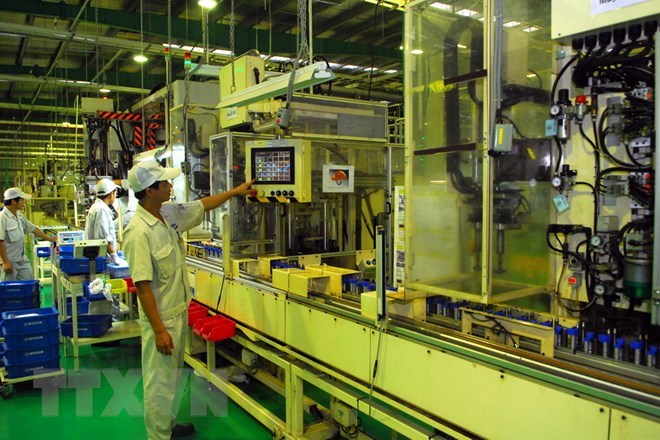Dây chuyền sản xuất phụ kiện ôtô, xe máy phục vụ thị trường nội địa và xuất khẩu tại Công ty Nissin Manufacturing Việt Nam (100% vốn đầu tư của Nhật Bản) tại Khu Công nghiệp Lương Sơn, Hòa Bình. (Ảnh: Danh Lam/TTXVN)