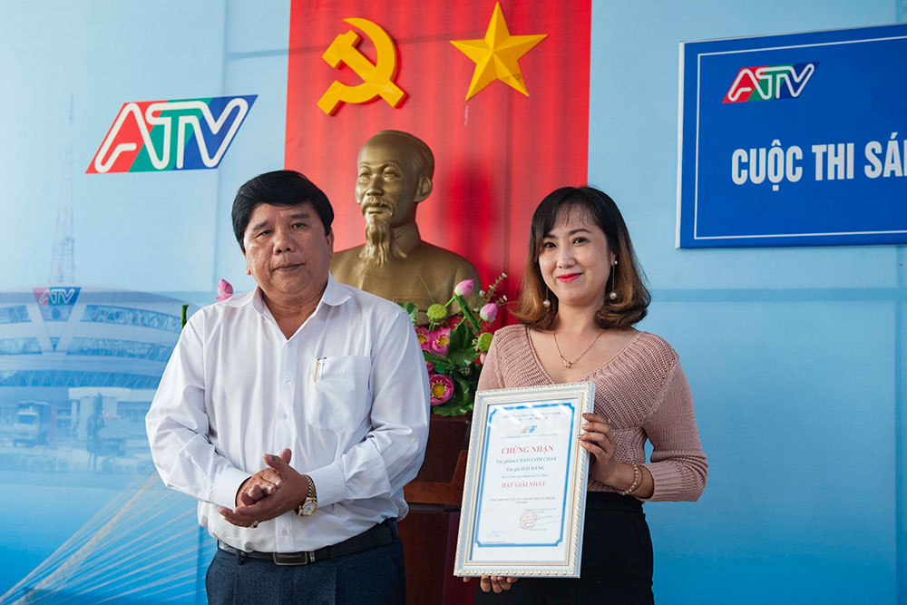 Quyền Giám đốc Đài Phát thanh - Truyền hình  An Giang Nguyễn Văn Lên trao giải nhất cho tác giả Hải Đăng (TP. Cà Mau)