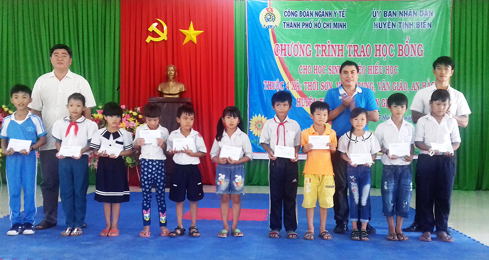 Trao học bổng cho học sinh nghèo hiếu học huyện Tịnh Biên