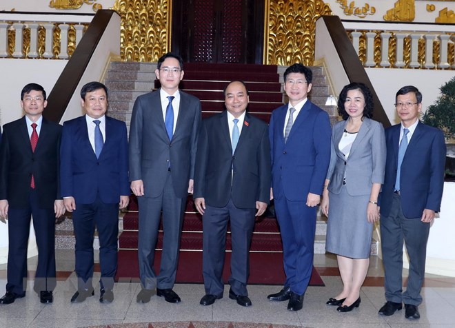 Thủ tướng Nguyễn Xuân Phúc chụp ảnh chung với các đại biểu. (Ảnh: Thống Nhất/TTXVN)
