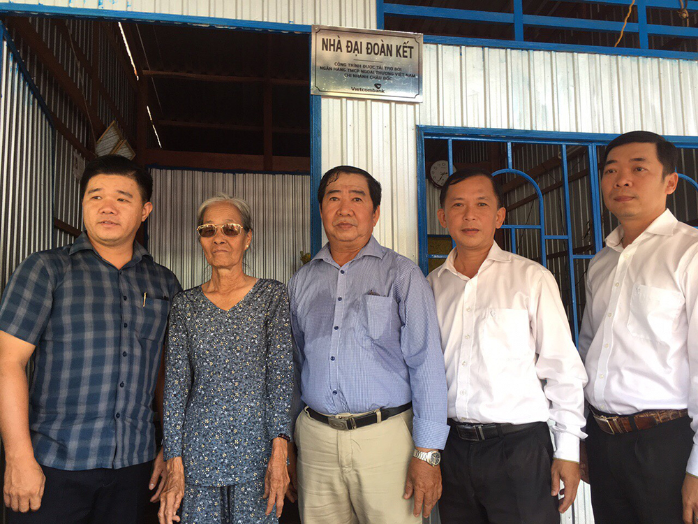 UBMTTQ Việt Nam huyện Châu Phú trao 2 căn nhà Đại đoàn kết cho hộ nghèo